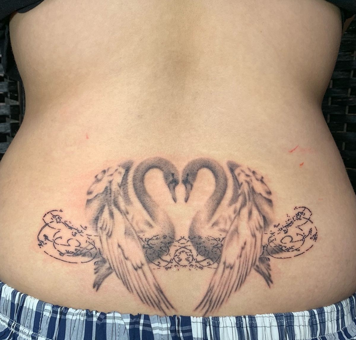 Mẫu hình xăm hõm Venus và bụng dưới