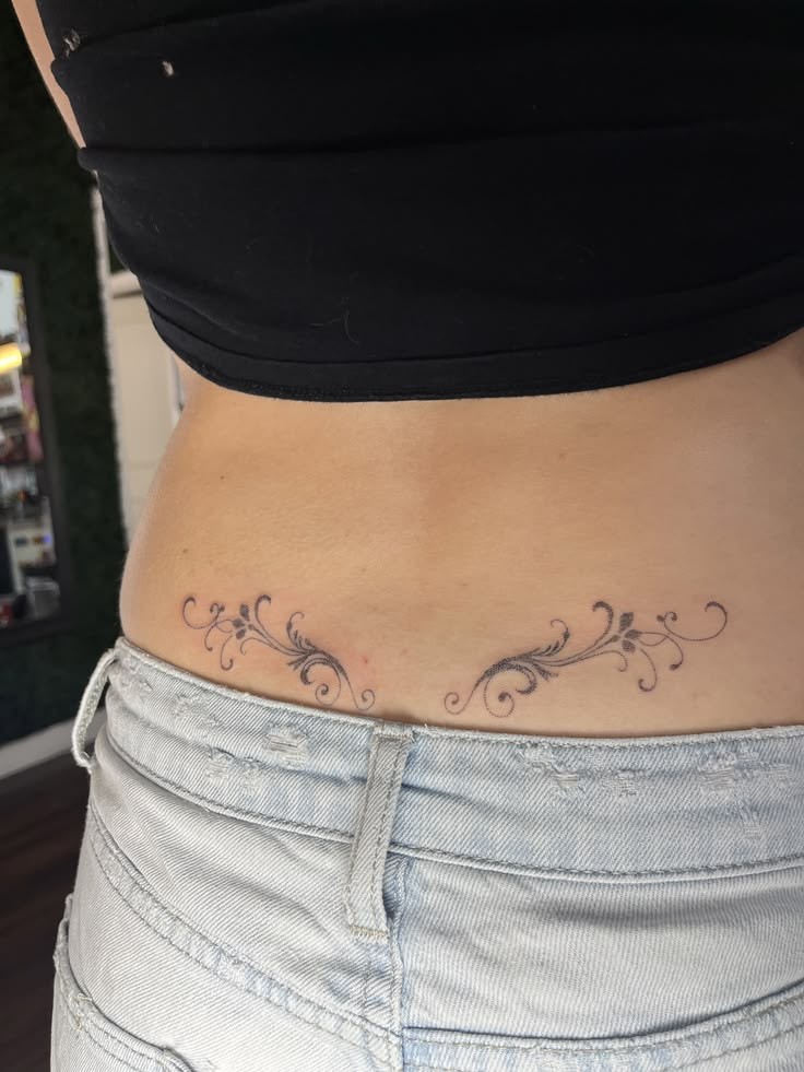 Mẫu hình xăm hõm Venus và bụng dưới