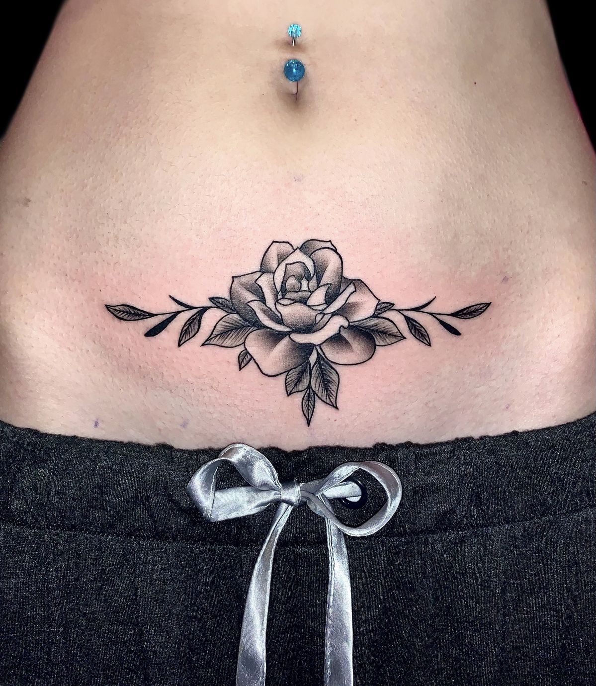 Mẫu hình xăm hõm Venus và bụng dưới