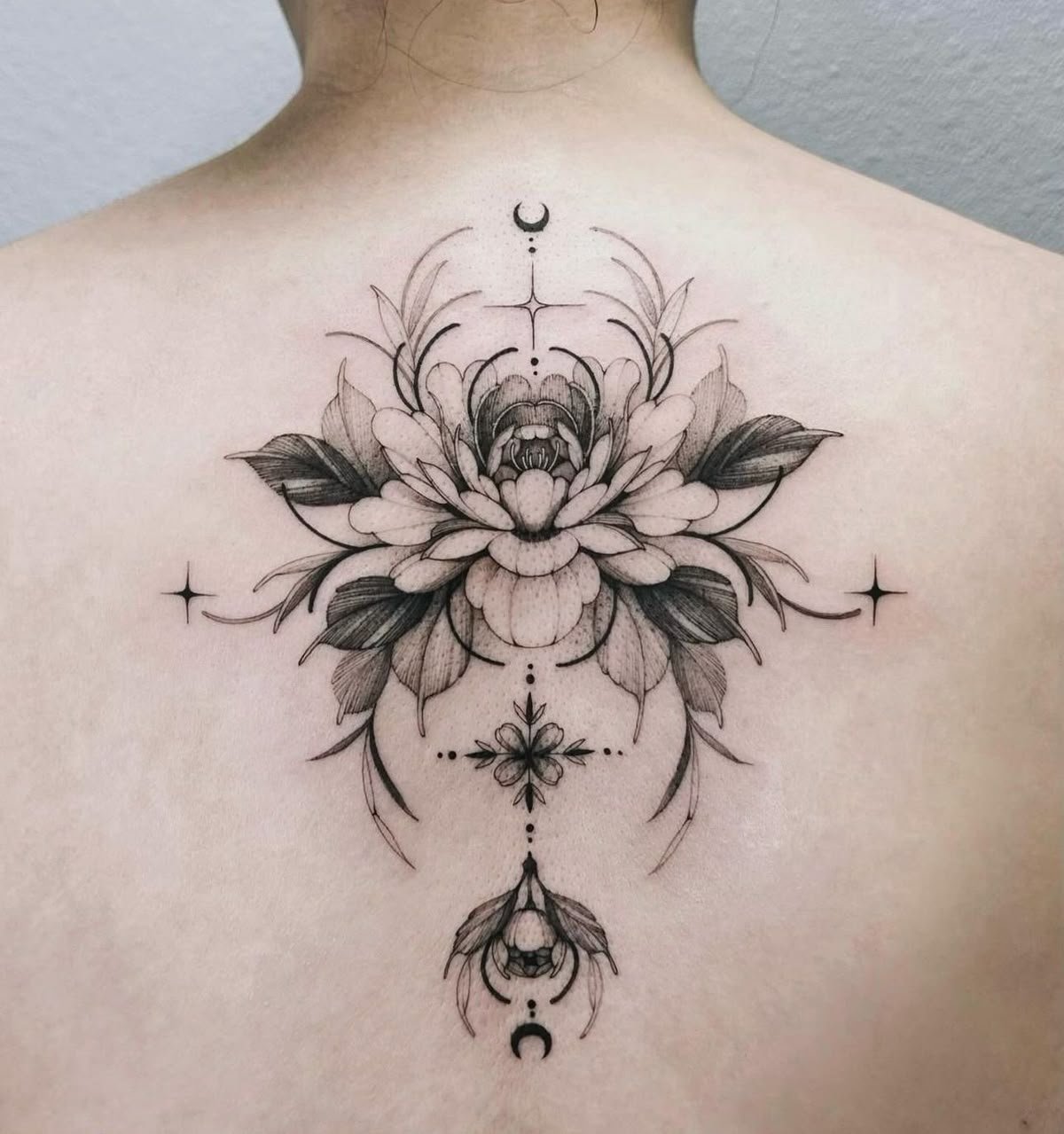 Mẫu hình xăm dọc sống lưng