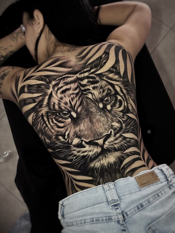 Mẫu hình xăm full lưng nữ