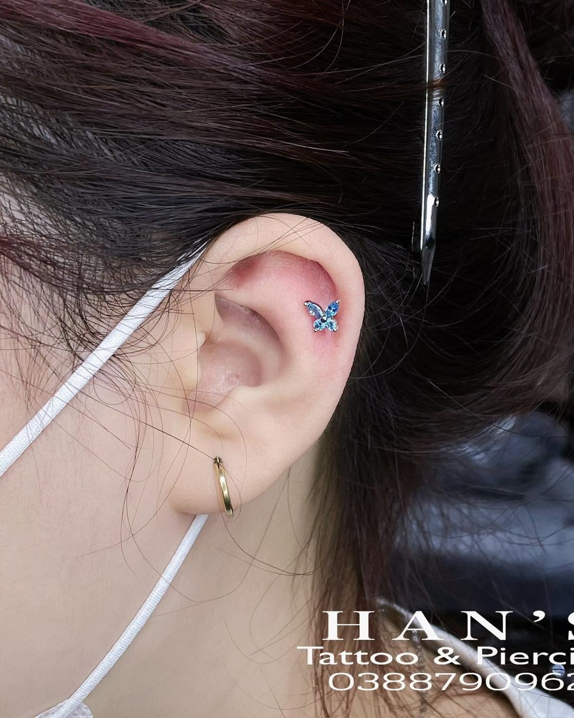 Xỏ khuyên sụn tai hình bướm màu xanh tại HAN's