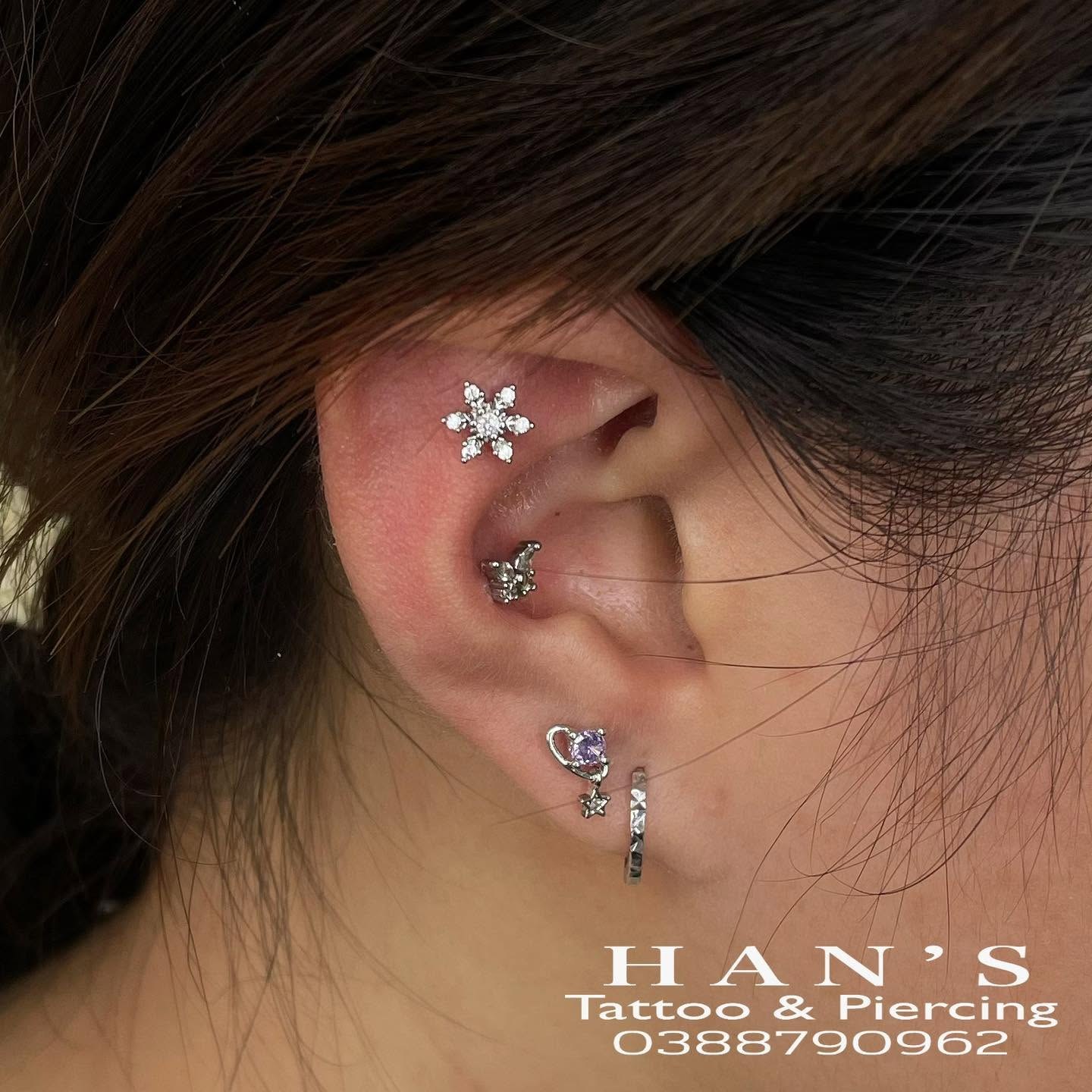 Xỏ khuyên vành tai (Conch) hình hoa tại HAN's