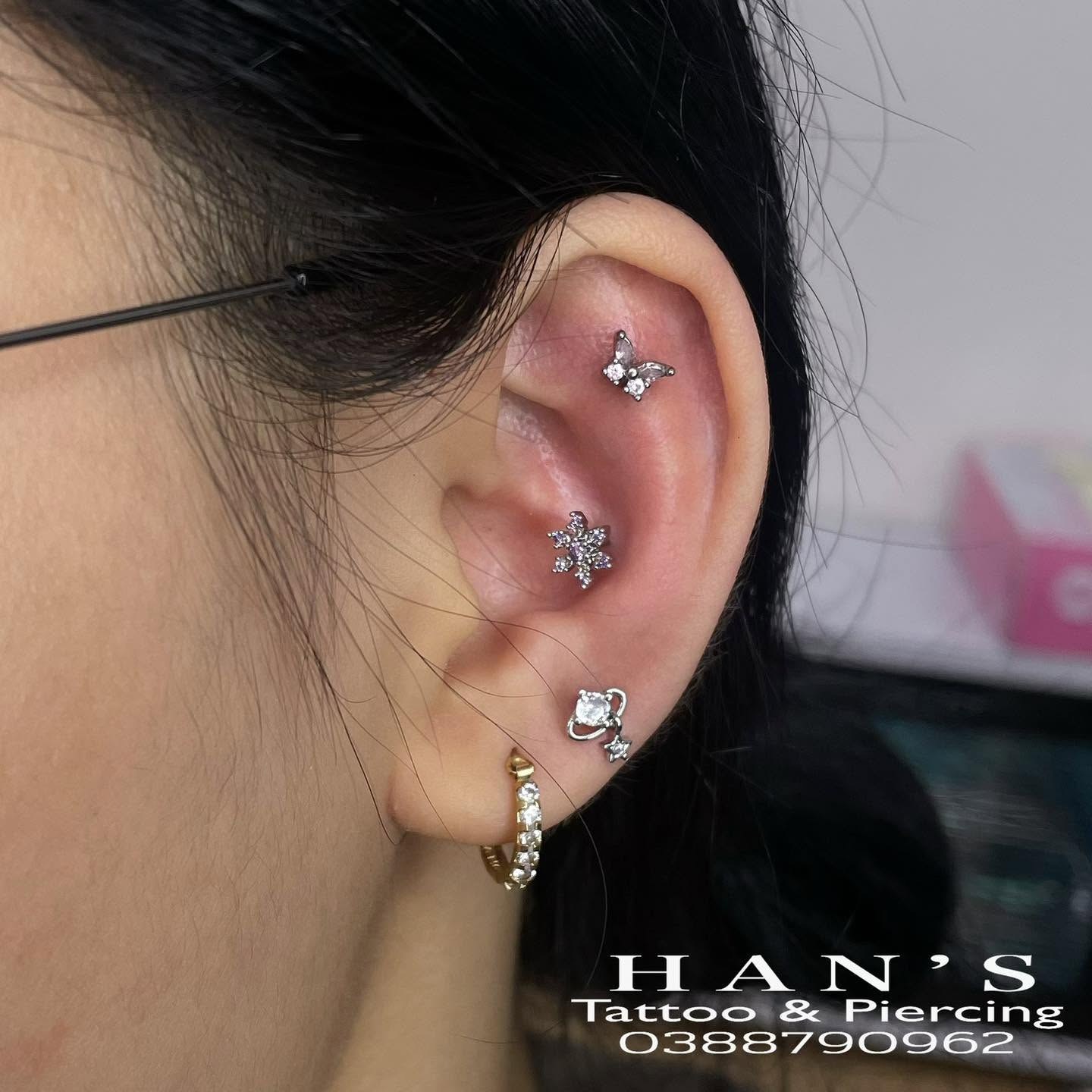 Xỏ khuyên sụn tai và dái tai phối trang sức tại HAN's