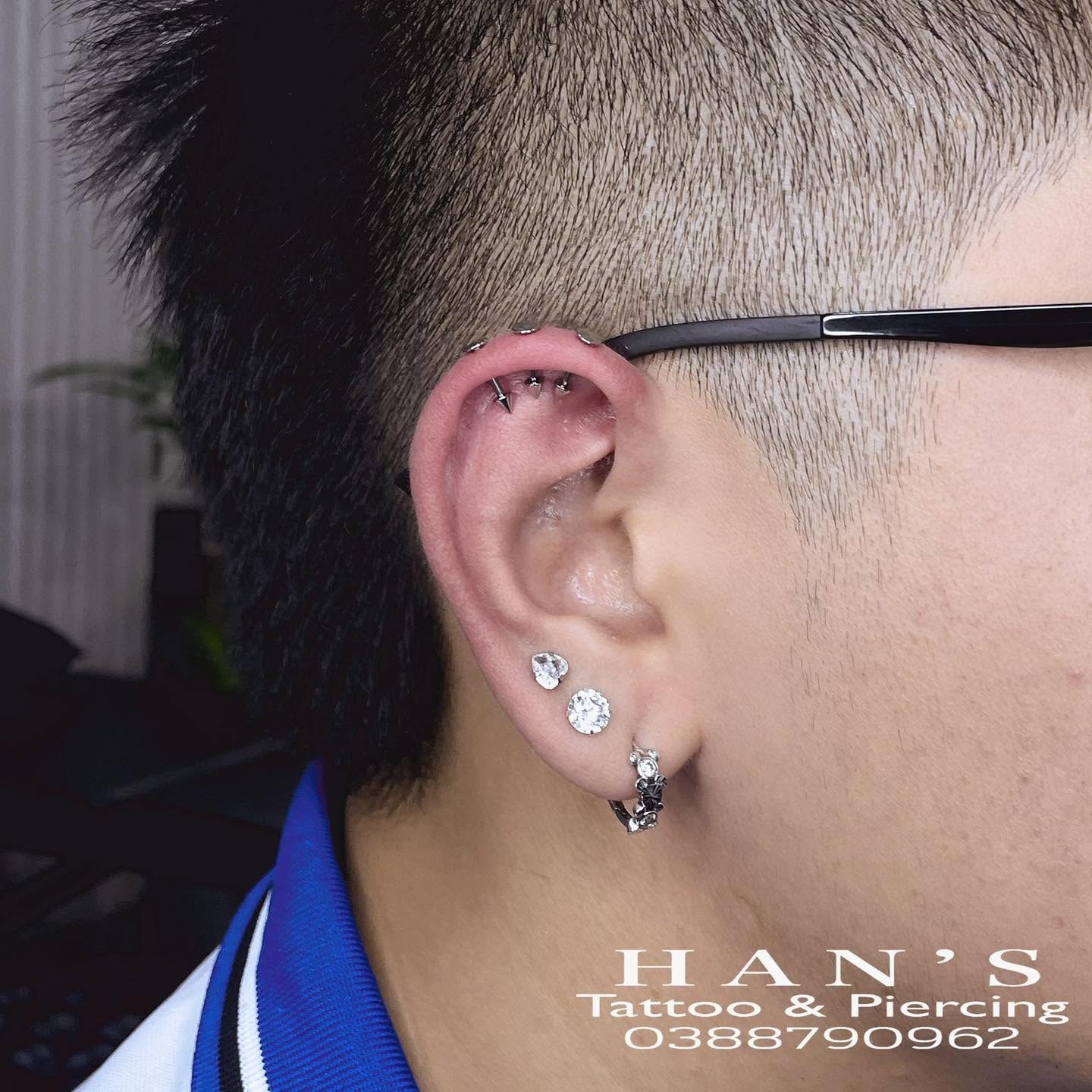 Xỏ khuyên sụn tai nam phong cách cá tính tại HAN's